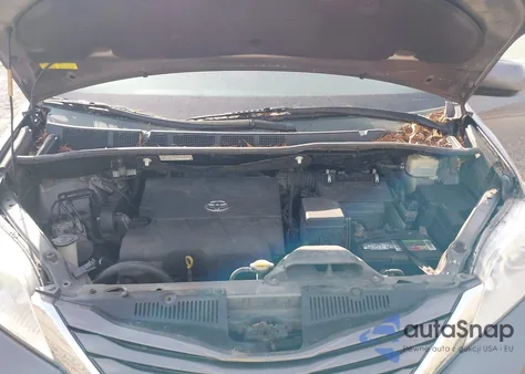 2015 Toyota Sienna Le 8 Passenger z USA, uszkodzony, nr VIN 5TDKK3DC2FS610433